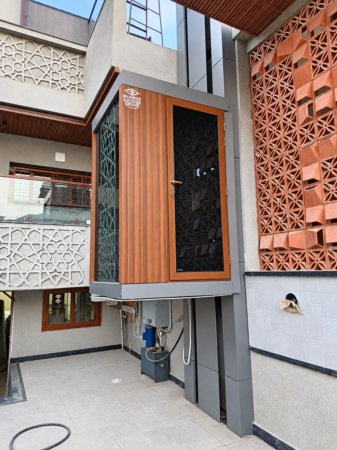 Modern Globus Elevator Courtyard